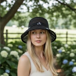 Women’s Black Floral-Accent Bucket Hat un